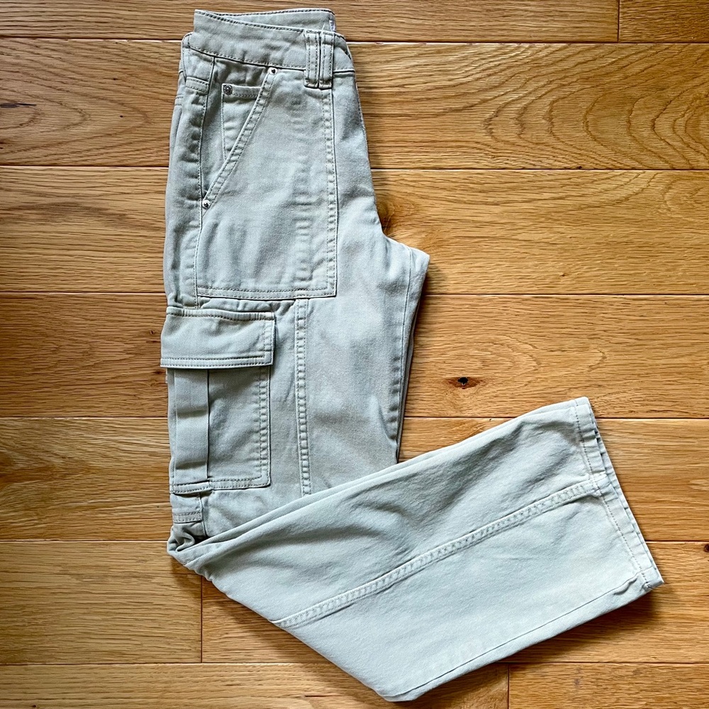 Garage Women's Beige Camden Cargo Pants. Size 00. 9.5 inch rise. Relaxed fit.